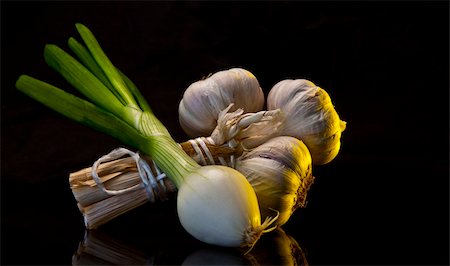 Garlic & Spring Onion on black marble worktop Foto de stock - Royalty-Free Super Valor e Assinatura, Número: 400-04616177
