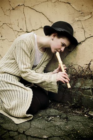 simsearch:400-04616698,k - Young girl in a hat playing flute on the street Foto de stock - Super Valor sin royalties y Suscripción, Código: 400-04616699
