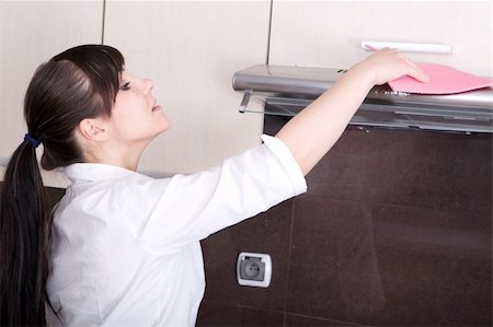 young brunette woman cleaning kitchen Photographie de stock - Aubaine LD & Abonnement, Code: 400-04616858