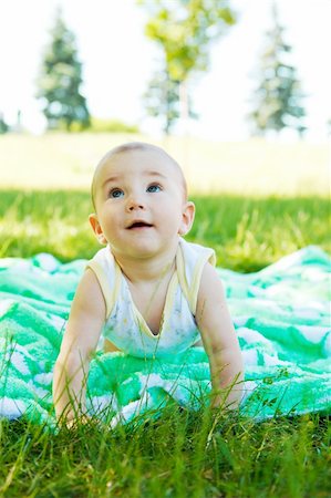 Baby in the park, crawling on the blanket Foto de stock - Super Valor sin royalties y Suscripción, Código: 400-04616890