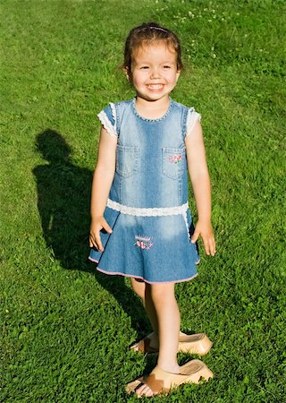 simsearch:400-04895941,k - Smiling little girl wearing mother's slip-on and staying in the grass Fotografie stock - Microstock e Abbonamento, Codice: 400-04617973