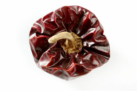 simsearch:400-05054498,k - One round Mediterranean dried dark red peppers over white at studio, isolated Foto de stock - Super Valor sin royalties y Suscripción, Código: 400-04618062