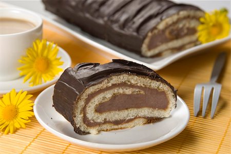 strudel - chocolate roll filled with chestnut cream Fotografie stock - Microstock e Abbonamento, Codice: 400-04618192