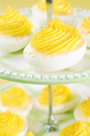 deviled egg - Deviled eggs sprinkled with paprika - a favorite party appetizer! Foto de stock - Super Valor sin royalties y Suscripción, Código: 400-04618417