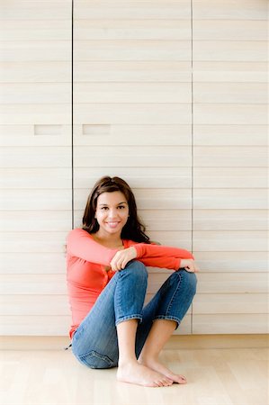 eastwestimaging (artist) - A young woman sitting on the floor at home Fotografie stock - Microstock e Abbonamento, Codice: 400-04618446