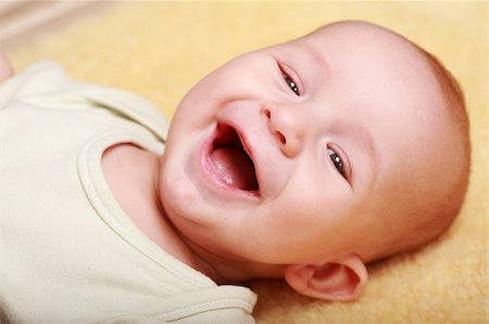 simsearch:400-04162652,k - Portrait of cute newborn laughing Stockbilder - Microstock & Abonnement, Bildnummer: 400-04618440