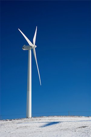 Modern and ecologic wind turbine with blue sky and snowy hill Foto de stock - Super Valor sin royalties y Suscripción, Código: 400-04619180