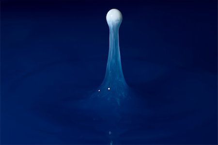 simsearch:614-06624533,k - White droplets falling in blue colered water Foto de stock - Super Valor sin royalties y Suscripción, Código: 400-04619729