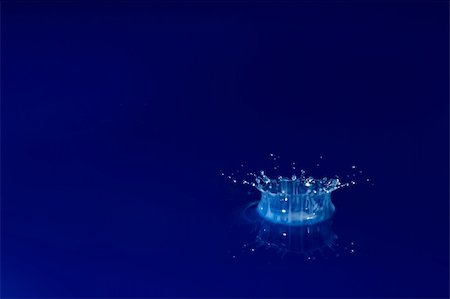 simsearch:614-06624533,k - White droplets falling in blue colered water Foto de stock - Super Valor sin royalties y Suscripción, Código: 400-04619721