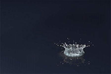 simsearch:614-06624533,k - White droplets falling in blue colered water Foto de stock - Super Valor sin royalties y Suscripción, Código: 400-04619722