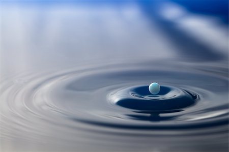 simsearch:659-03524635,k - White droplets falling in blue colered water Stockbilder - Microstock & Abonnement, Bildnummer: 400-04619723