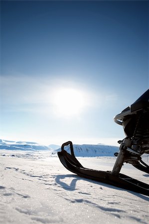sports scooters - Snowmobile against a deep blue sky Foto de stock - Super Valor sin royalties y Suscripción, Código: 400-04610496