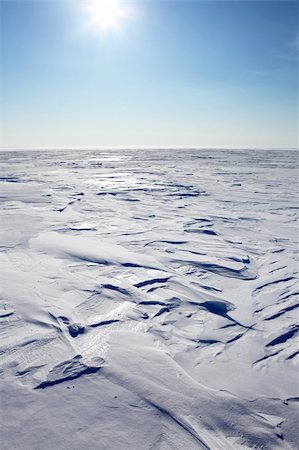 simsearch:400-05140122,k - A barren winter landscape of snow and ice, Photographie de stock - Aubaine LD & Abonnement, Code: 400-04610550