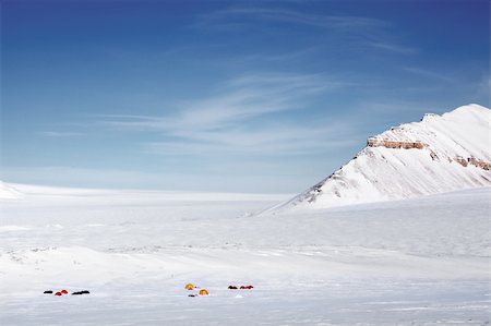 simsearch:400-04520291,k - A winter wilderness expedition on a mountain landscape, tents in the distance Stockbilder - Microstock & Abonnement, Bildnummer: 400-04610581