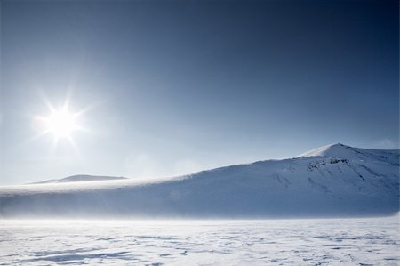 simsearch:400-05140122,k - A wilderness winter mountain landscape looking into the sun Photographie de stock - Aubaine LD & Abonnement, Code: 400-04610582