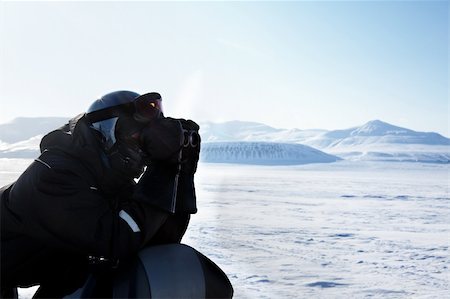 simsearch:400-05140122,k - A winter adventure guide looking out on the horizon Photographie de stock - Aubaine LD & Abonnement, Code: 400-04610591