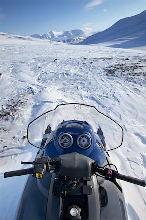 simsearch:400-05140080,k - A snowmobile on a winter wilderness landscape Fotografie stock - Microstock e Abbonamento, Codice: 400-04610600