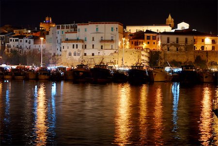 Old town of Termoli with it's harbor by night Foto de stock - Super Valor sin royalties y Suscripción, Código: 400-04610835