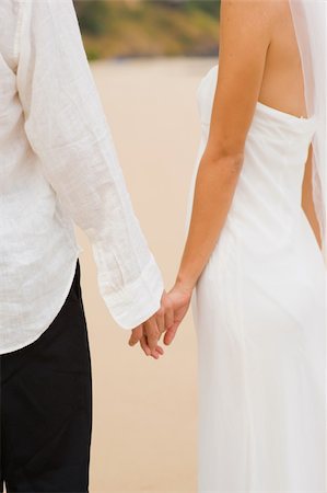 eastwestimaging (artist) - A young couple holding hands on beach Foto de stock - Super Valor sin royalties y Suscripción, Código: 400-04611335