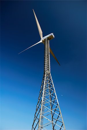 Wind turbine with deep blue sky and moon Foto de stock - Super Valor sin royalties y Suscripción, Código: 400-04611629