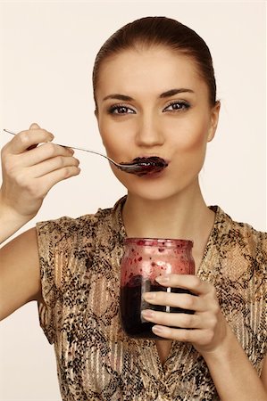 simsearch:673-02138312,k - The woman eats with a spoon jam from banks Stockbilder - Microstock & Abonnement, Bildnummer: 400-04612853