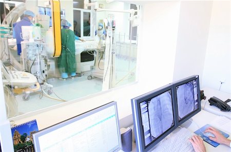 simsearch:400-08503699,k - computer monitor during heart operation Photographie de stock - Aubaine LD & Abonnement, Code: 400-04613557