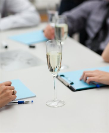 simsearch:400-04130666,k - Happy businesspeople drinking champagne in office Foto de stock - Royalty-Free Super Valor e Assinatura, Número: 400-04624320