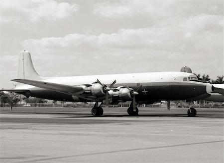 simsearch:400-04966651,k - Vintage airliner from the 50 in black and white Foto de stock - Super Valor sin royalties y Suscripción, Código: 400-04624461