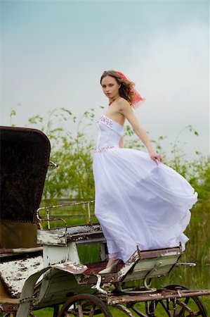 simsearch:400-05201906,k - beautiful bride and an old  carriage / retro style Stockbilder - Microstock & Abonnement, Bildnummer: 400-04624916