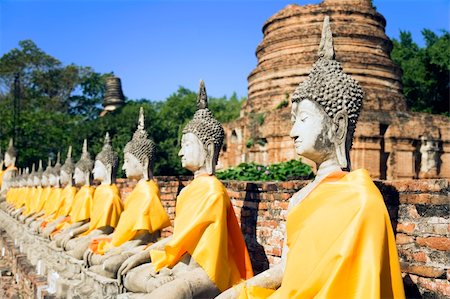 simsearch:400-03985821,k - The temple of Wat Yai Chai Mongkol in Ayutthaya near Bangkok, Thailand. (NOTE: Selective focus on far right Buddha) Photographie de stock - Aubaine LD & Abonnement, Code: 400-04625065