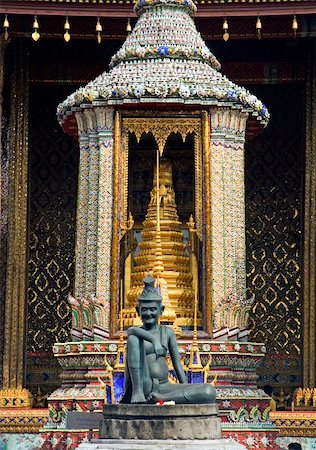 Statue at the Buddhist temple of Wat Phra Kaeo (Temple of Emerald Buddha) at the Grand Palace complex in Bangkok, Thailand. Foto de stock - Super Valor sin royalties y Suscripción, Código: 400-04625079