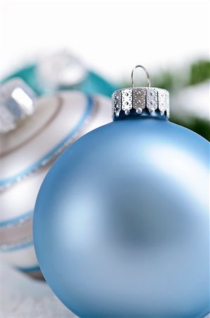 simsearch:400-04551895,k - Closeup of three Christmas decorations sitting in snow Fotografie stock - Microstock e Abbonamento, Codice: 400-04625089