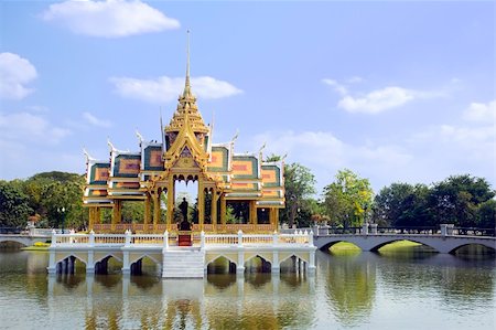 The Aisawan Thiphya-Art (Divine Seat of Personal Freedom) at Bang Pa-In (Summer Palace) near Bangkok, Thailand. Foto de stock - Super Valor sin royalties y Suscripción, Código: 400-04625081