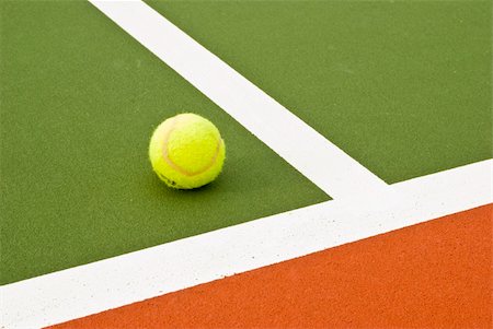 tennis ball in corner of the court Fotografie stock - Microstock e Abbonamento, Codice: 400-04626188