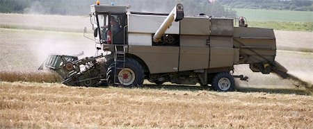 Machine harvesting field of vheat Stock Photo - Budget Royalty-Free & Subscription, Code: 400-04626670