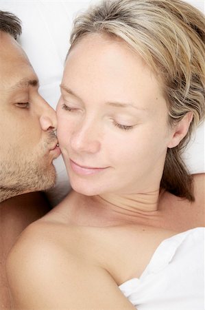 An affectionate kiss in the morning Foto de stock - Super Valor sin royalties y Suscripción, Código: 400-04626896