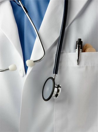 Close up shot of doctor wearing lab coat, with stethoscope, pen light and tongue depressors Photographie de stock - Aubaine LD & Abonnement, Code: 400-04627280