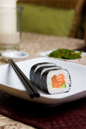 simsearch:400-04599723,k - Fresh japanese salmon sushi served on a white plate Foto de stock - Royalty-Free Super Valor e Assinatura, Número: 400-04627393