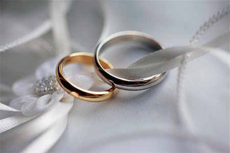 simsearch:400-04694901,k - Wedding rings on a satiny fabric Stock Photo - Budget Royalty-Free & Subscription, Code: 400-04627876