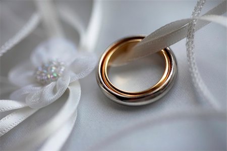 simsearch:400-04694901,k - Wedding rings on a satiny fabric Stock Photo - Budget Royalty-Free & Subscription, Code: 400-04627880