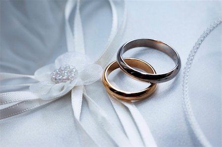 simsearch:400-04694901,k - Wedding rings on a satiny fabric Stock Photo - Budget Royalty-Free & Subscription, Code: 400-04627897