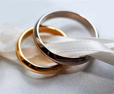 simsearch:400-04694901,k - Wedding rings on a satiny fabric Stock Photo - Budget Royalty-Free & Subscription, Code: 400-04627898