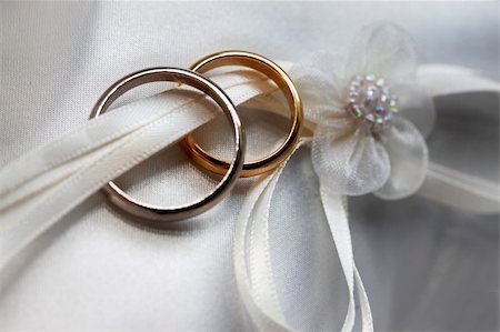 simsearch:400-05161652,k - Wedding rings on a satiny fabric Photographie de stock - Aubaine LD & Abonnement, Code: 400-04627899