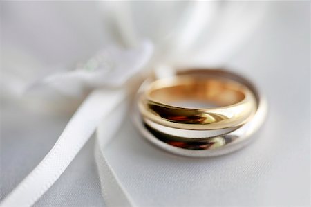simsearch:400-05161652,k - Wedding rings on a blue satiny fabric. Depth of field Foto de stock - Super Valor sin royalties y Suscripción, Código: 400-04629124