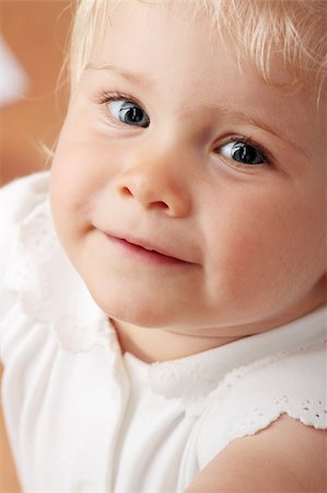 simsearch:400-04677805,k - Blond caucasian baby girl portrait Photographie de stock - Aubaine LD & Abonnement, Code: 400-04629273