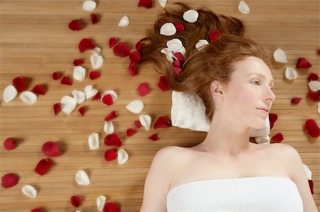 simsearch:400-04881816,k - Redhead beautiful woman with colorful rose petals on hair Stockbilder - Microstock & Abonnement, Bildnummer: 400-04629860