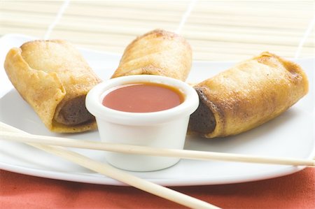 simsearch:400-03970927,k - delicious  spring rolls  traditional china cuisine isolated Foto de stock - Royalty-Free Super Valor e Assinatura, Número: 400-04620009