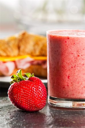 Continental breakfast with croissant  and strawberry smoothie Fotografie stock - Microstock e Abbonamento, Codice: 400-04620160