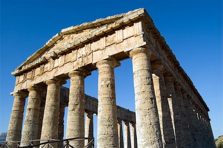 segesta - The Doric temple of Segesta (5th century BC, 6×14 columns); Sicily, Italy Foto de stock - Royalty-Free Super Valor e Assinatura, Número: 400-04620478