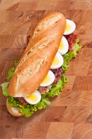 sandwich rustic table - bacon and egg sandwich on wooden board Stock Photo - Budget Royalty-Free & Subscription, Code: 400-04621340